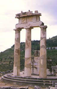 Der Tholos in der antiken Orakelstätte von Delphi